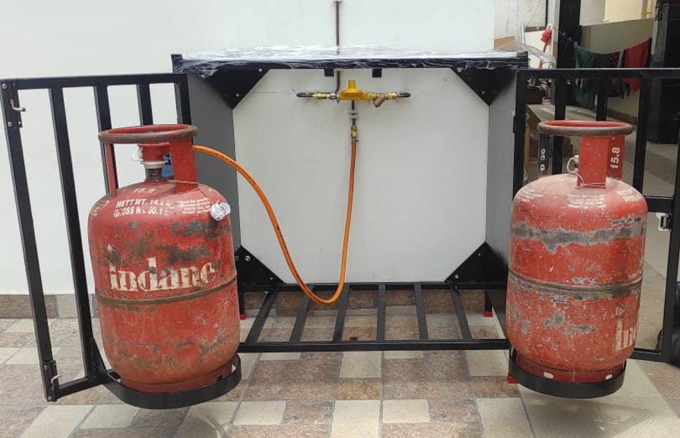 Twin-cylinder LPG gas bank with changeover manifold installed by Sai Energy System, Coimbatore