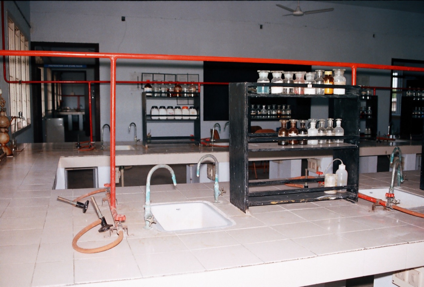 Multi-bench laboratory LPG pipeline installation